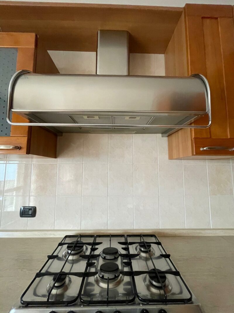 Cucina in legno completa di elettrodomestici di frigorifero, cappa, forno, piano cottura, lavastoviglie, lavandino S 2909 - immagine 2