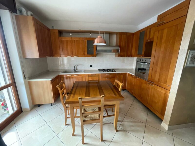 Cucina in legno completa di elettrodomestici di frigorifero, cappa, forno, piano cottura, lavastoviglie, lavandino S 2909