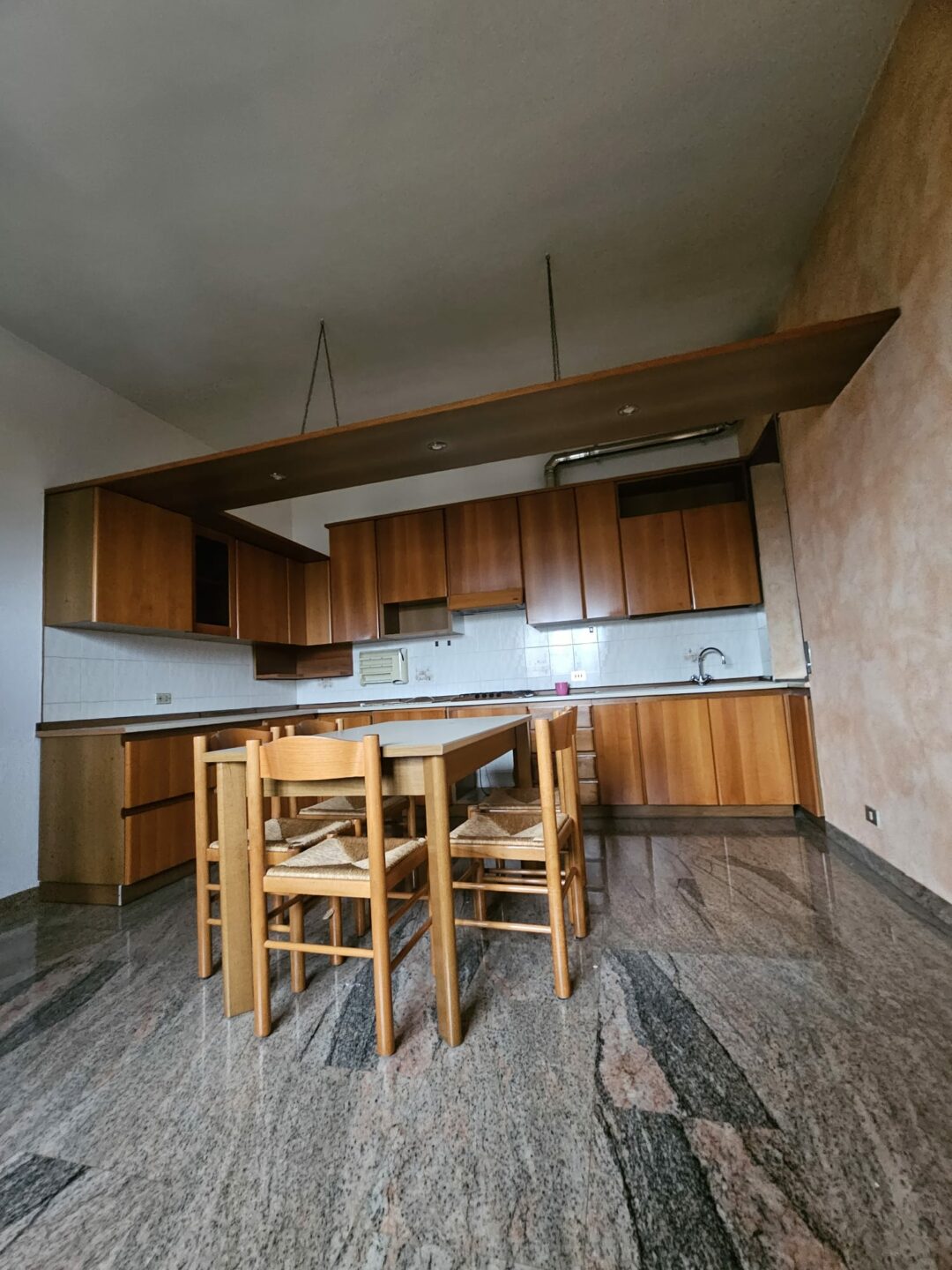 Mobile cucina in legno completa di piano cottura, cappa e lavandino S 3005 - immagine 3