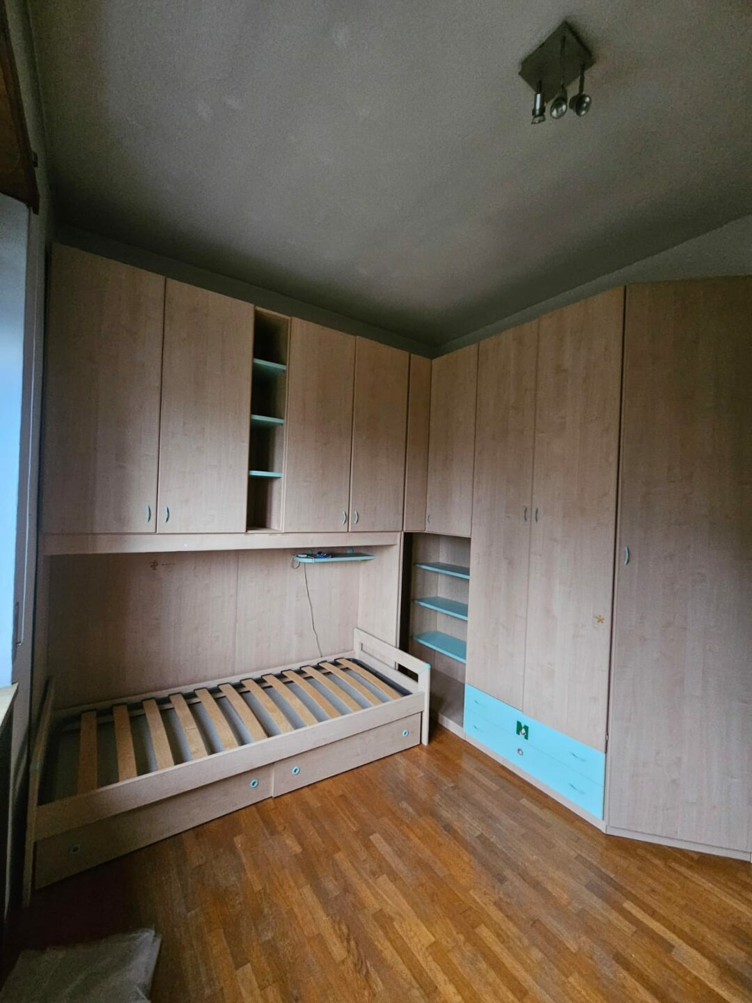 Camera da letto a ponte angolare con libreria S 3029