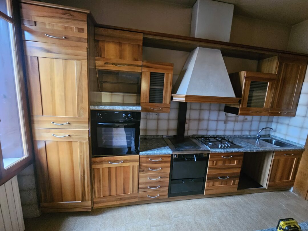 Mobile cucina usato in legno completa di forno, piano cottura, cappa e lavandino S 2971