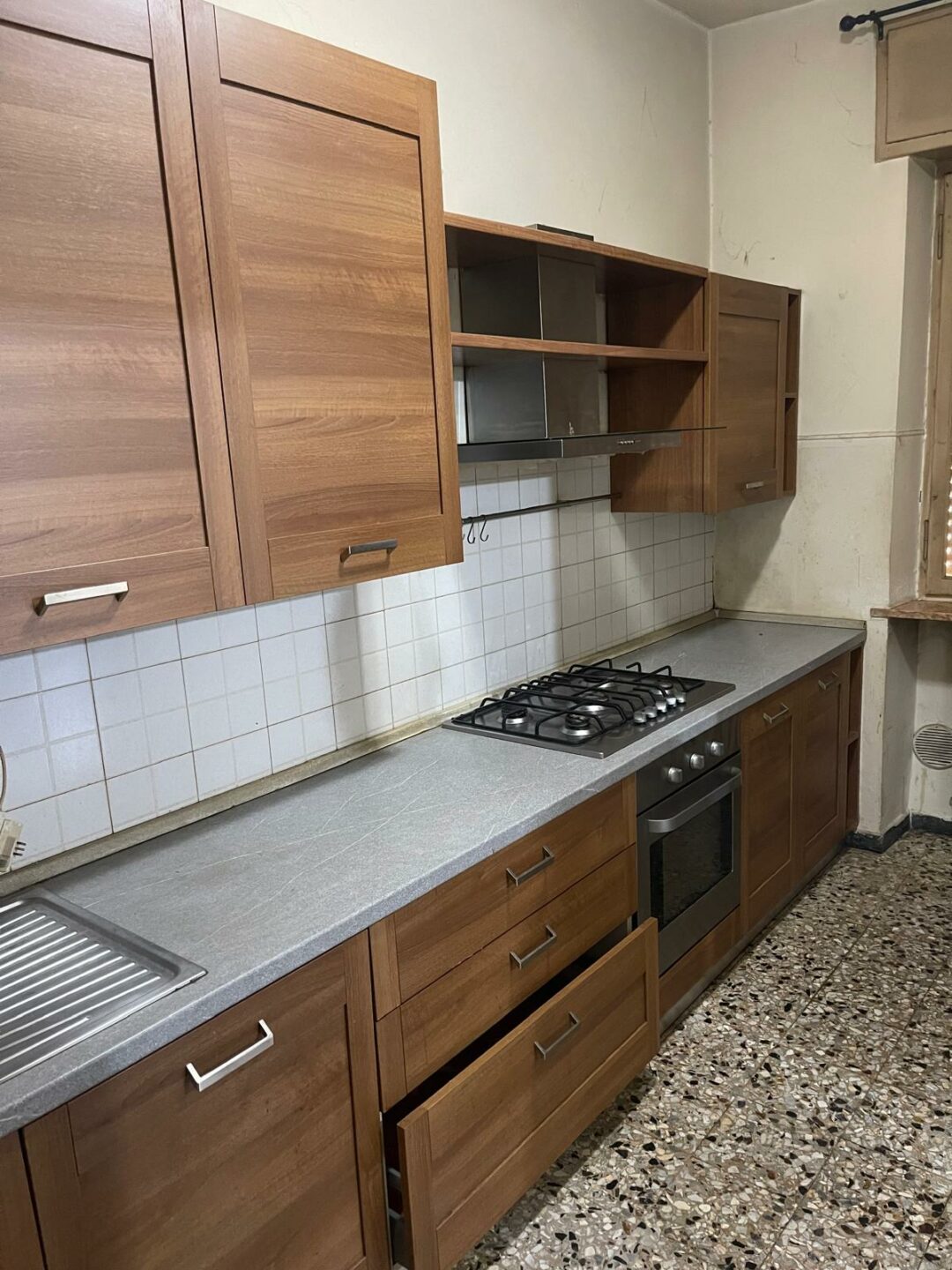 Cucina completa di cappa, forno, piano cottura, lavastoviglie e lavandino S 3052 - immagine 4