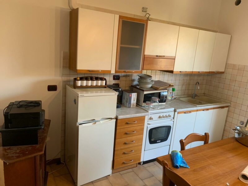 Cucina lineare completa di cucina con piano cottura e forno, frigorifero ,cappa e lavandino S 3056