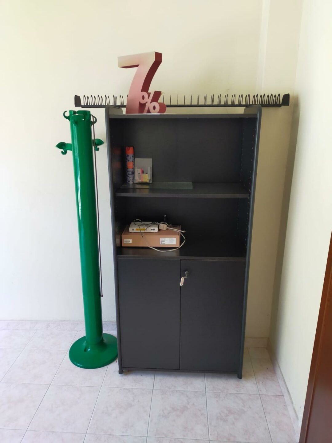 Armadietto ufficio 2 ante con mensola centrale S 3069