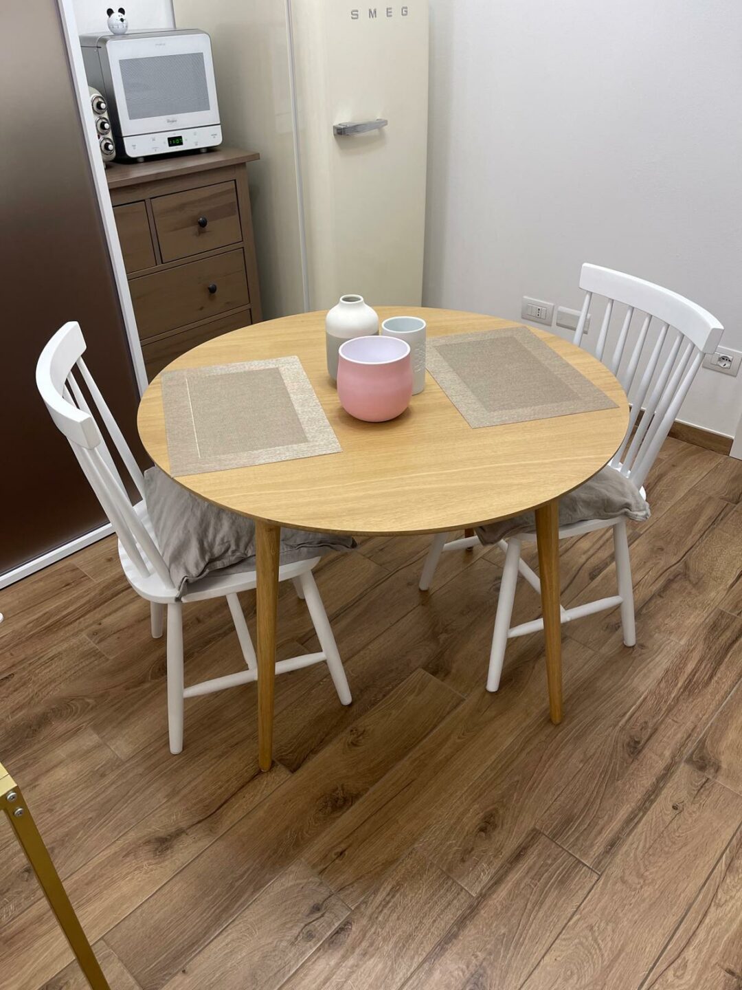 Tavolo tondo effetto legno chiaro diametro 1m 4 posti con due sedie in legno bianche art.177 S 3093