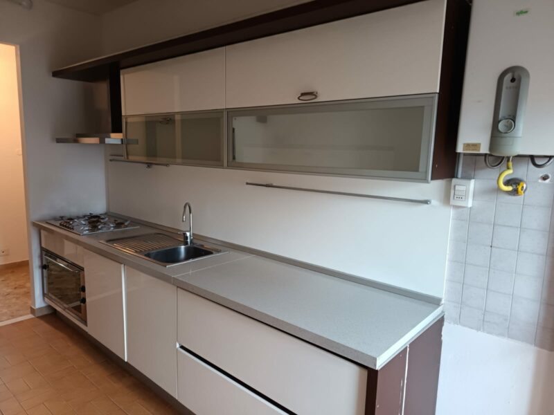 Cucina lineare con top in quarzo completa di cappa, piano cottura, forno da 90 cm e lavandino S 3252