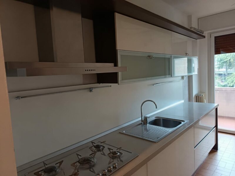 Cucina lineare con top in quarzo completa di cappa, piano cottura, forno da 90 cm e lavandino S 3252 - immagine 2