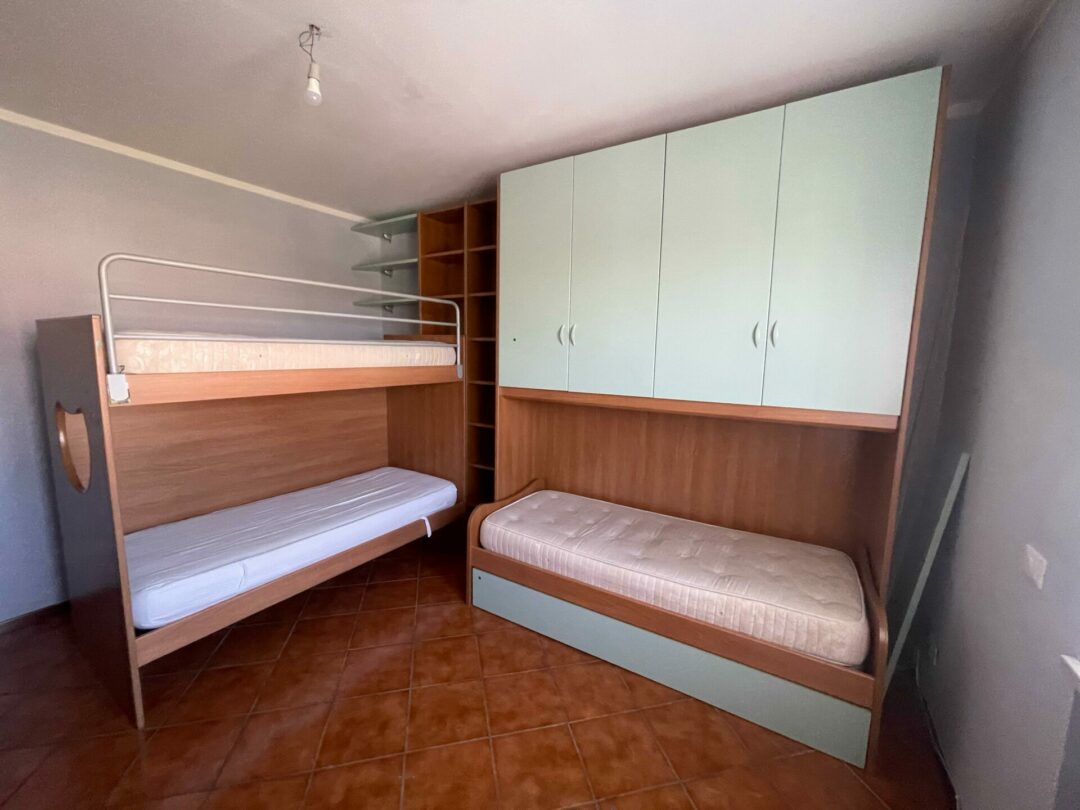 Letto a castello + scrivania con mensole + libreria S 3345