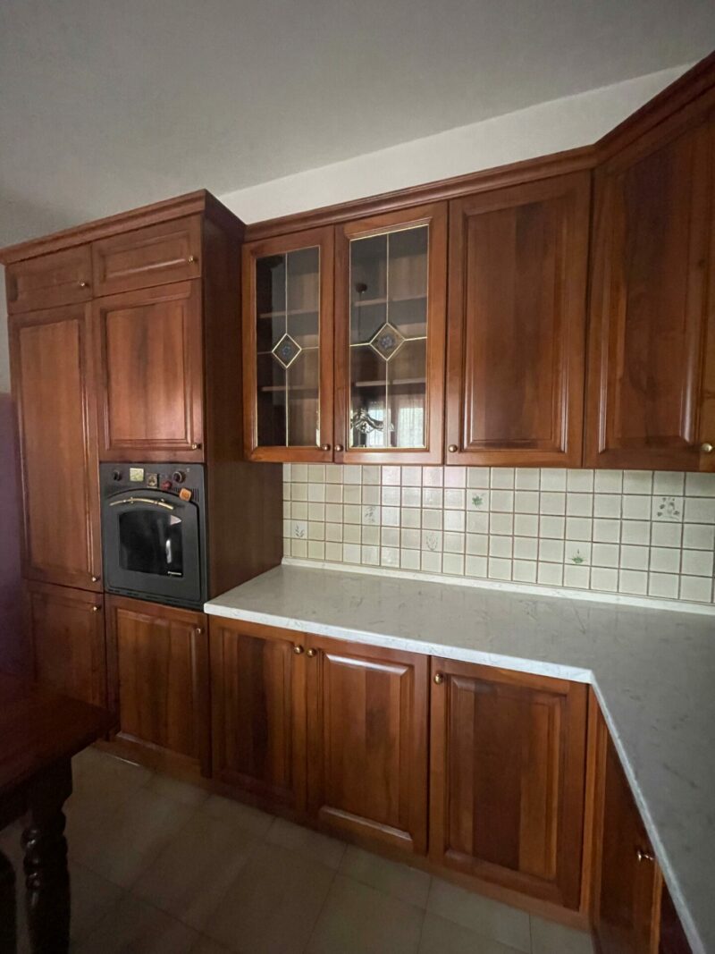 Cucina in legno massiccio completa di elettrodomestici,frigo della smeg S 3603 - immagine 3
