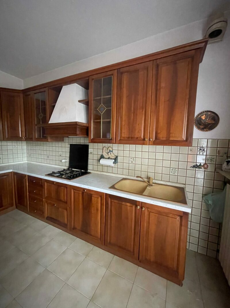 Cucina in legno massiccio completa di elettrodomestici,frigo della smeg S 3603 - immagine 2