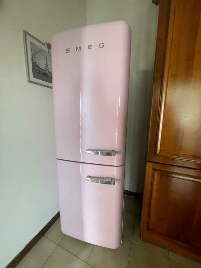 Cucina in legno massiccio completa di elettrodomestici,frigo della smeg S 3603 - immagine 5