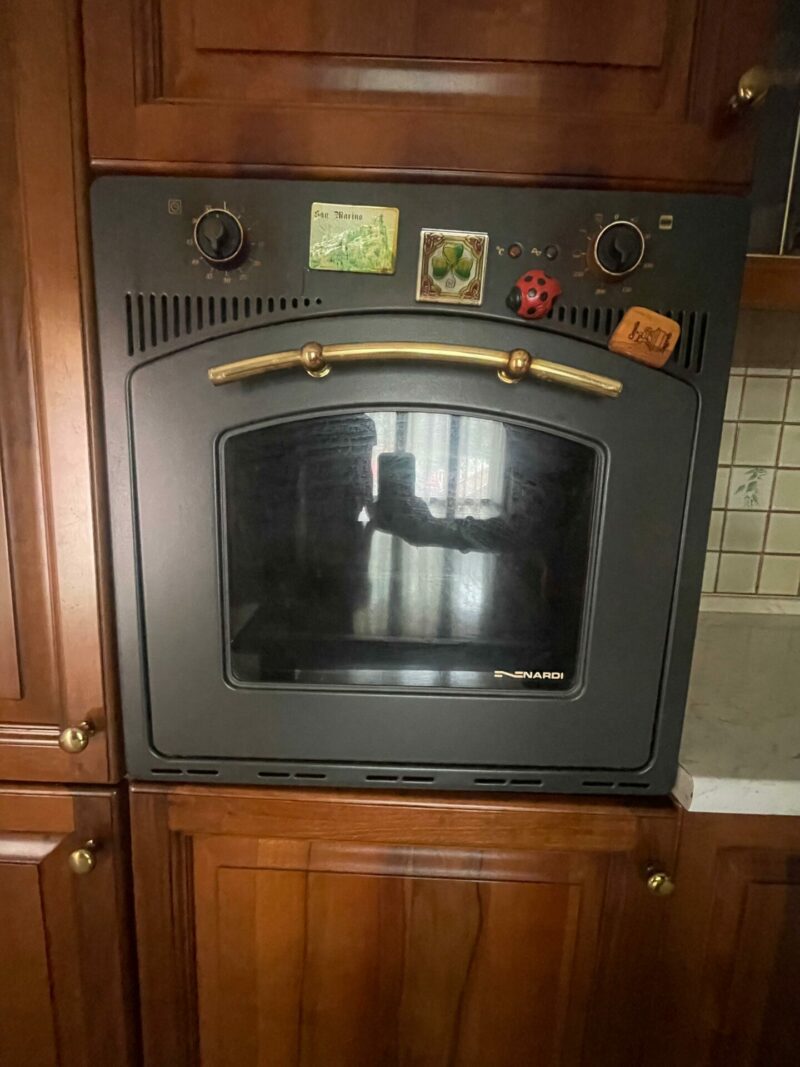 Cucina in legno massiccio completa di elettrodomestici,frigo della smeg S 3603 - immagine 4