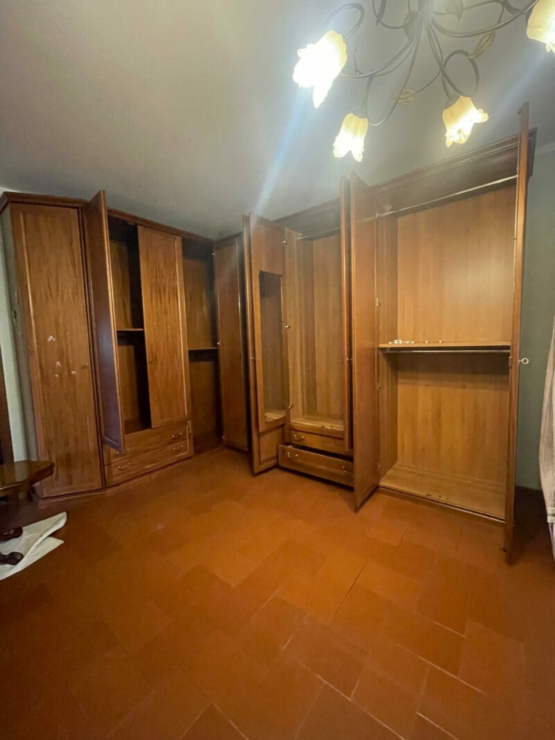 ARMADIO ANGOLARE IN LEGNO MASSICCIO A 10 ANTE  C 1