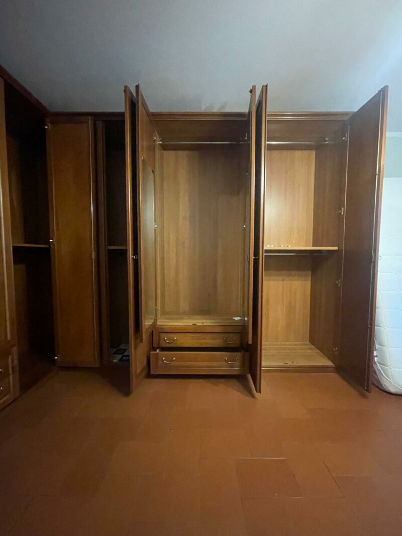 ARMADIO ANGOLARE IN LEGNO MASSICCIO A 10 ANTE  C 1 - immagine 3