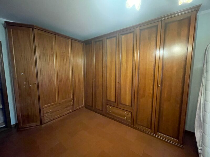 ARMADIO ANGOLARE IN LEGNO MASSICCIO A 10 ANTE  C 1 - immagine 2