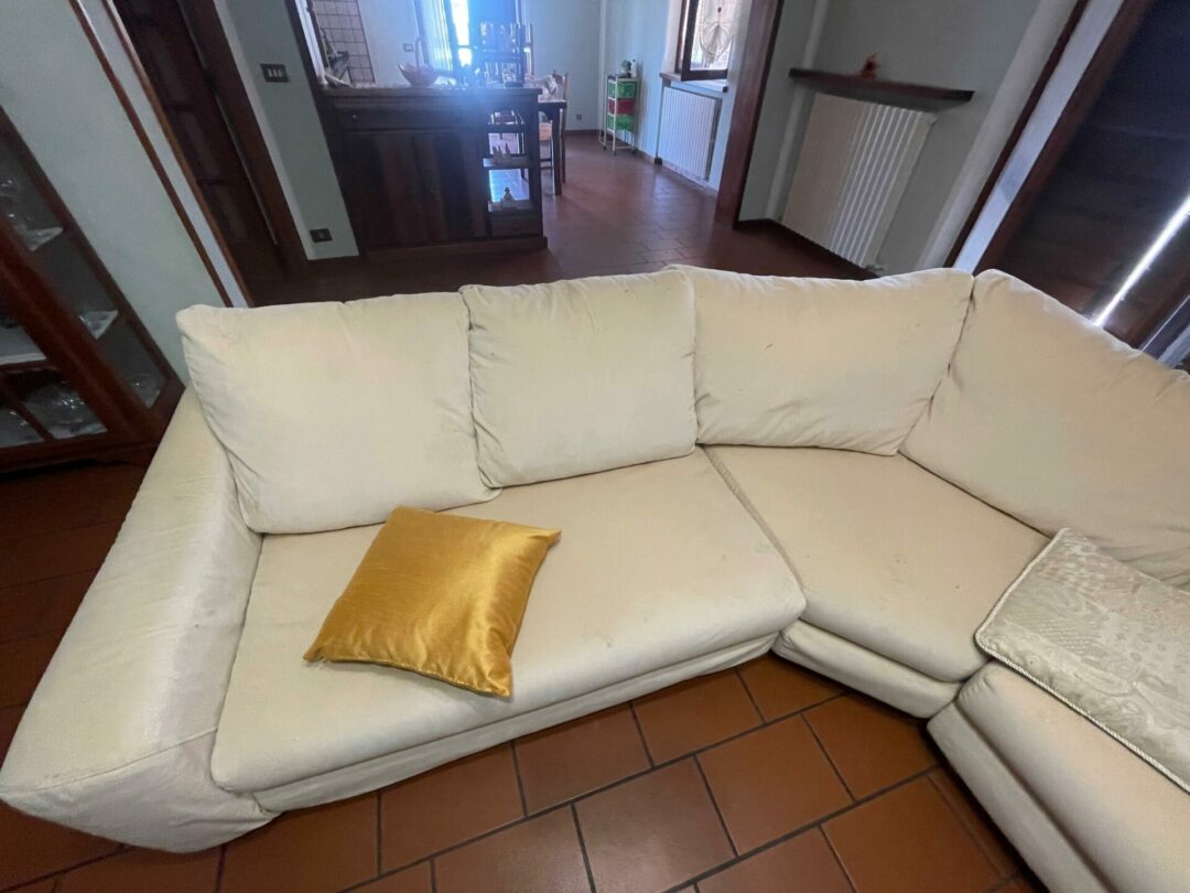 DIVANO ANGOLARE IN TESSUTO USATO COME NUOVO 6/ 8 POSTI C 3 - immagine 2