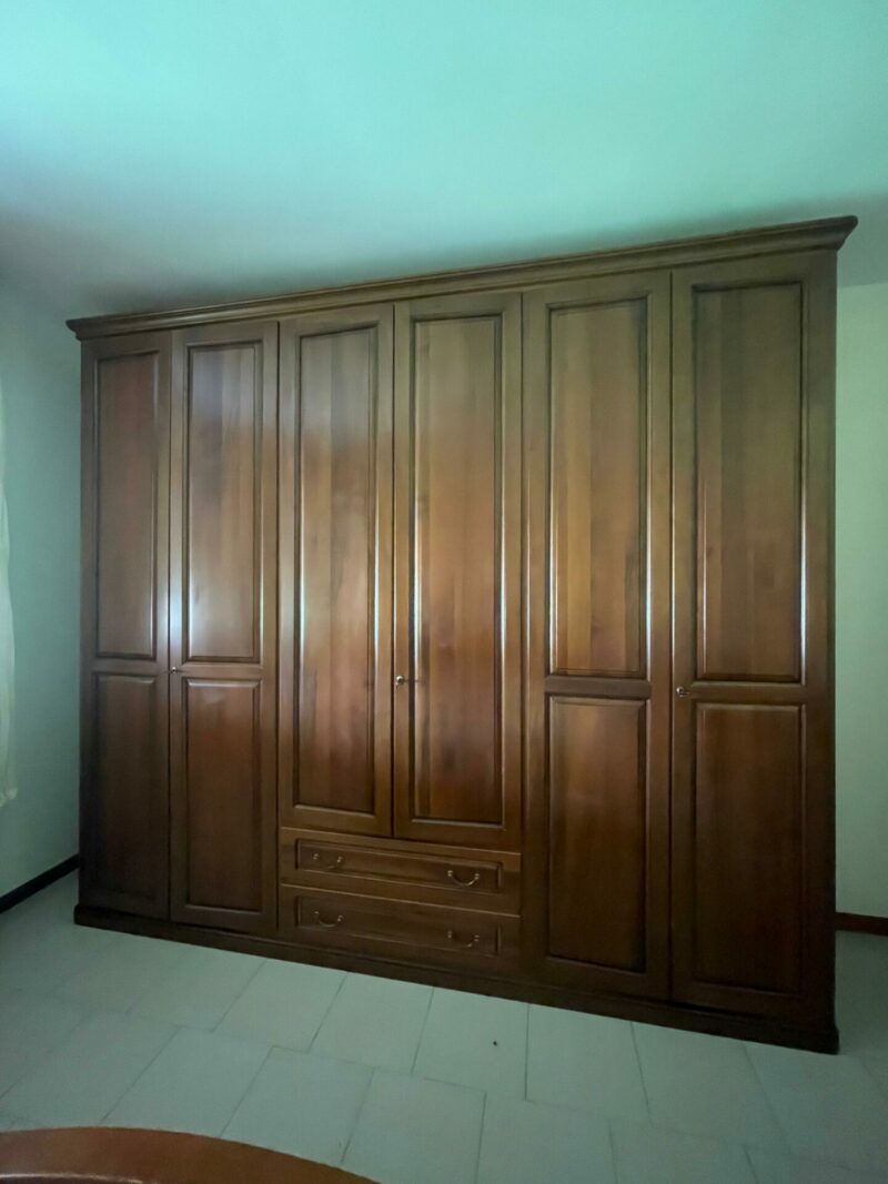 CAMERA DA LETTO COMPLETA IN LEGNO MASSICCIO CON ARMADIO A 6 ANTE, LETTO MATRIMONIALE, 2 COMODINI, SPECCHIERA E COMO' C 8 - immagine 6