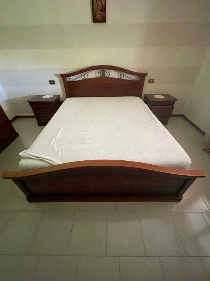 CAMERA DA LETTO COMPLETA IN LEGNO MASSICCIO CON ARMADIO A 6 ANTE, LETTO MATRIMONIALE, 2 COMODINI, SPECCHIERA E COMO' C 8 - immagine 3