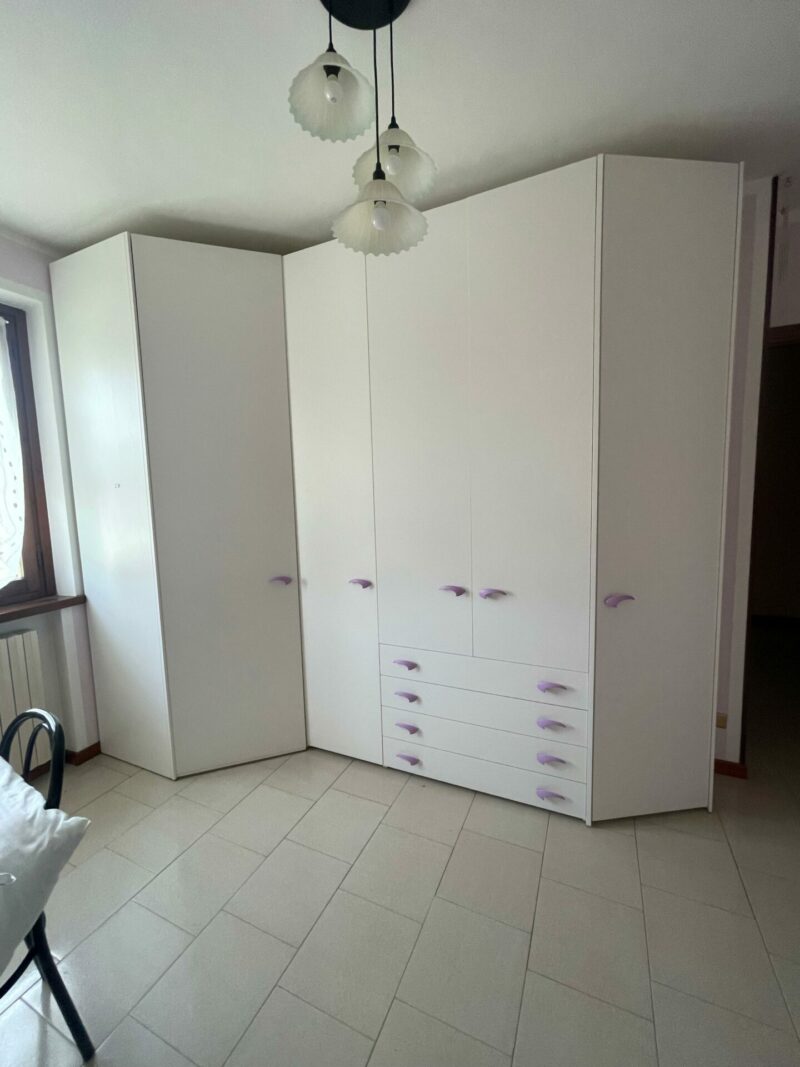 ARMADIO A 6 ANTE CON CABINA E SCRIVANIA CON LIBRERIA c 6