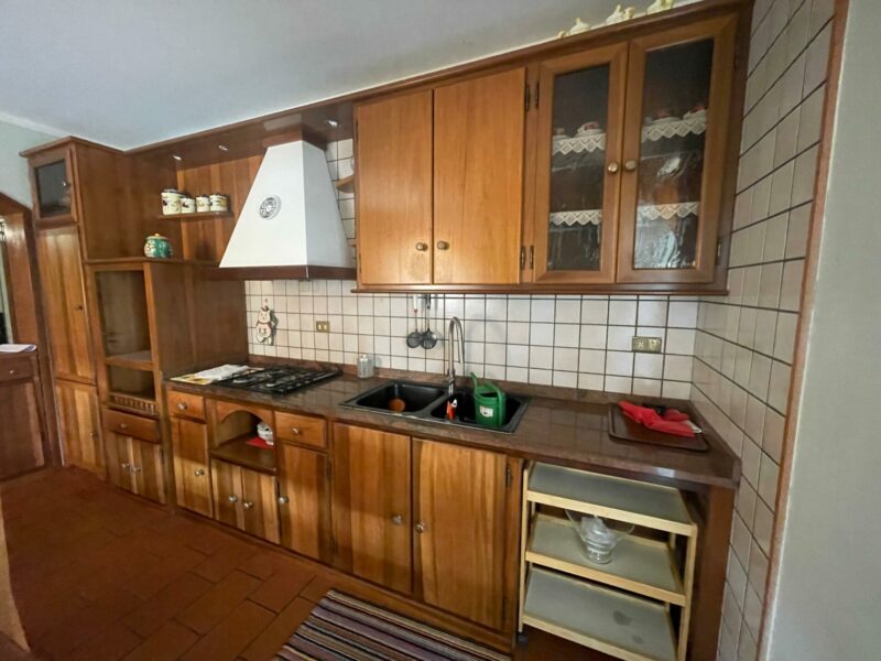 Cucina Usata in legno massiccio completa di piano cottura, forno, cappa e lavandino S 3766 - immagine 2