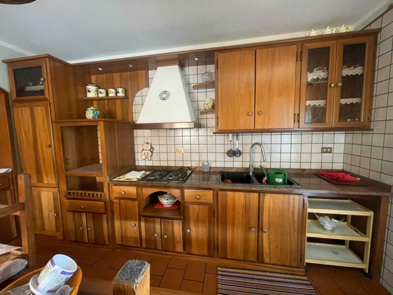 Cucina Usata in legno massiccio completa di piano cottura, forno, cappa e lavandino S 3766