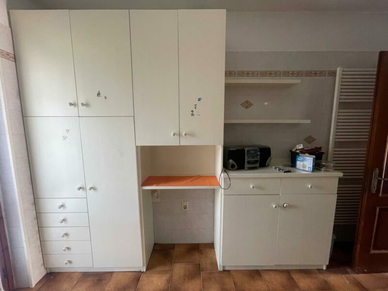 Armadio bianco con postazione per lavatrice e mensole S 3770