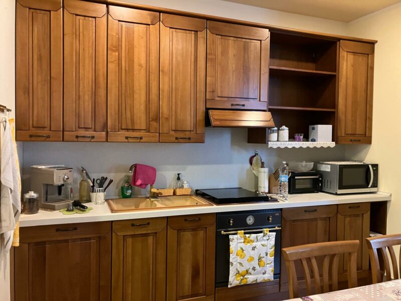 Cucina lineare in legno completa di elettrodomestici C 21