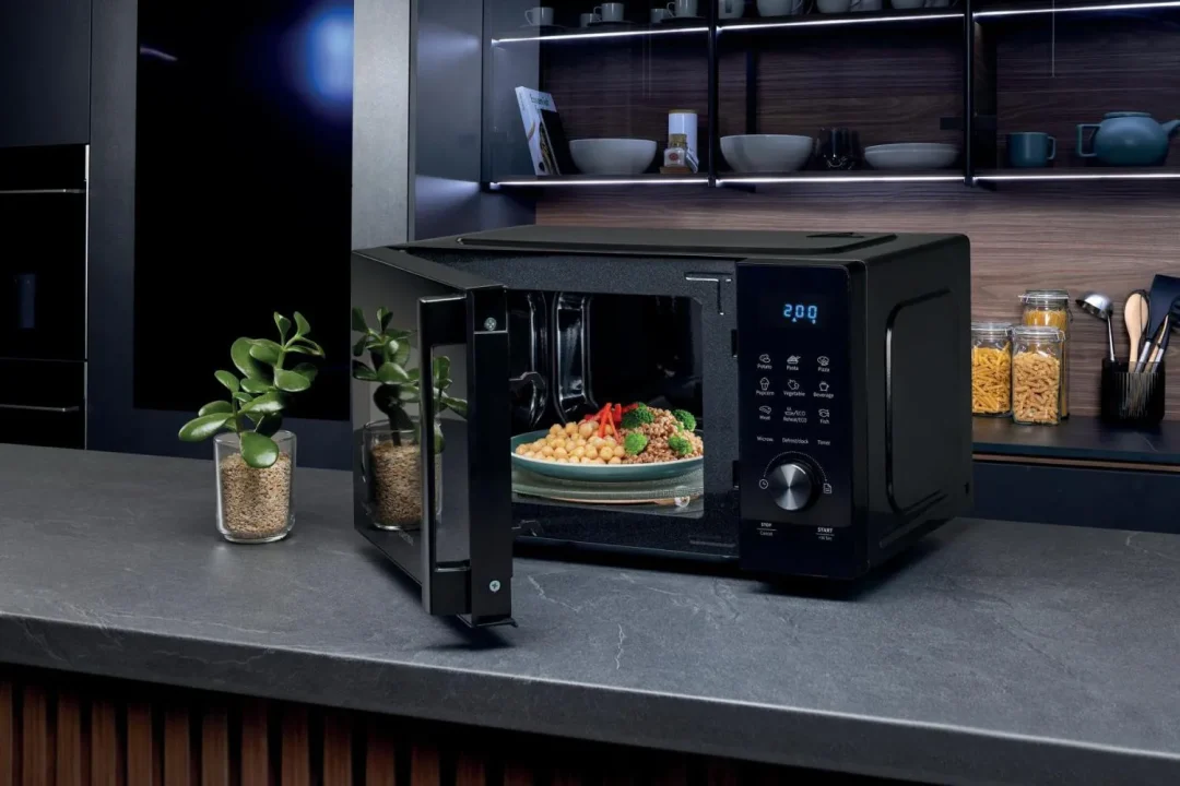 Forno Microonde Hisense combinato Capacità 20 Litri Potenza 700 Watt Nero - H20MOBSD1H - immagine 4
