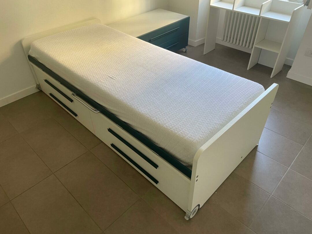Camera completa di armadio 2 ante + colonna , letto singolo con cassetti e cassettiera c 22 Art.6 - immagine 5
