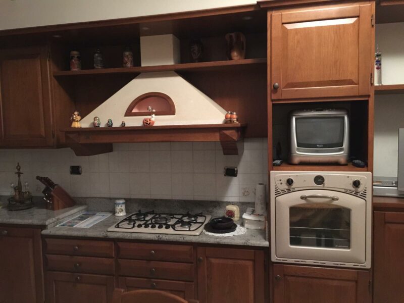 Cucina usato in legno massiccio completa di elettrodomestici C 53 ART.11