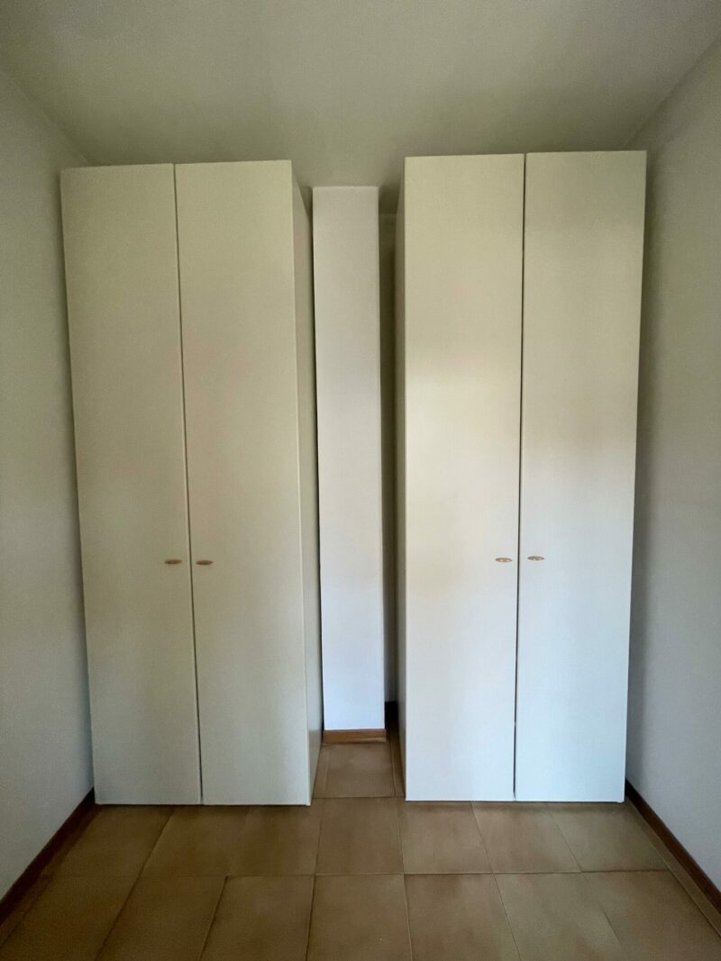 C 74 Art.14 Armadi: 2 ante altezza 259 lunghezza 90 e 1 anta altezza 259 lunghezza 60