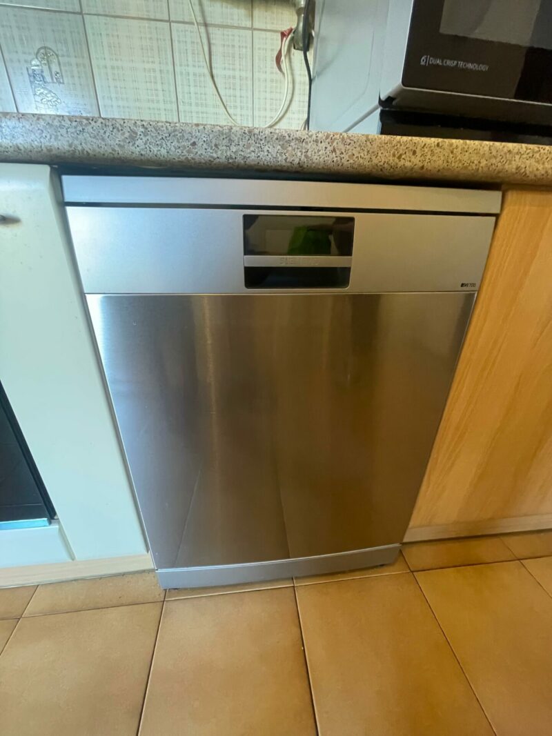Cucina completa di elettrodomestici piano cottura glem 4 fuochi , forno bosch , lavastoviglie siemens , microonde whyrpool , cappa faber , frigo da incasso electrolux lunghezza 380 120 ang 45 colonnina C 78 Art.14 - immagine 3