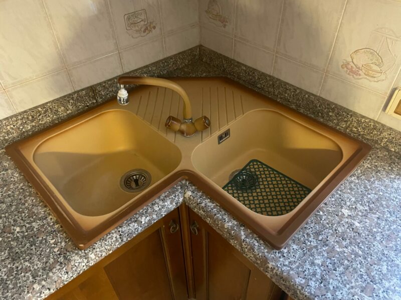 Cucina completa di piano cottura 4 fuochi , cappa , lavello angolare , frigo incasso 305x230 S 3863 - immagine 3
