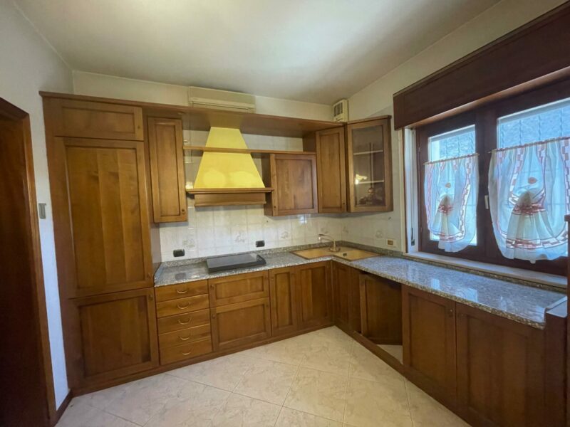 Cucina completa di piano cottura 4 fuochi , cappa , lavello angolare , frigo incasso 305x230 S 3863