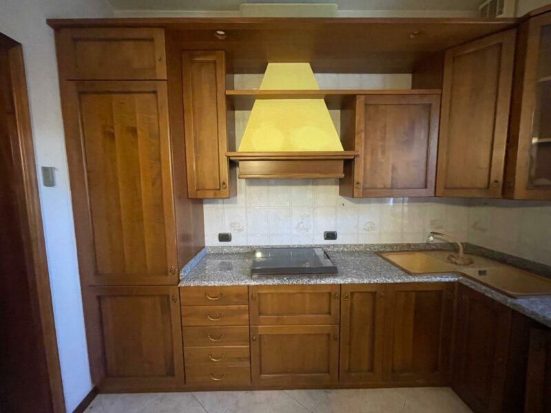 Cucina completa di piano cottura 4 fuochi , cappa , lavello angolare , frigo incasso 305x230 S 3863 - immagine 6