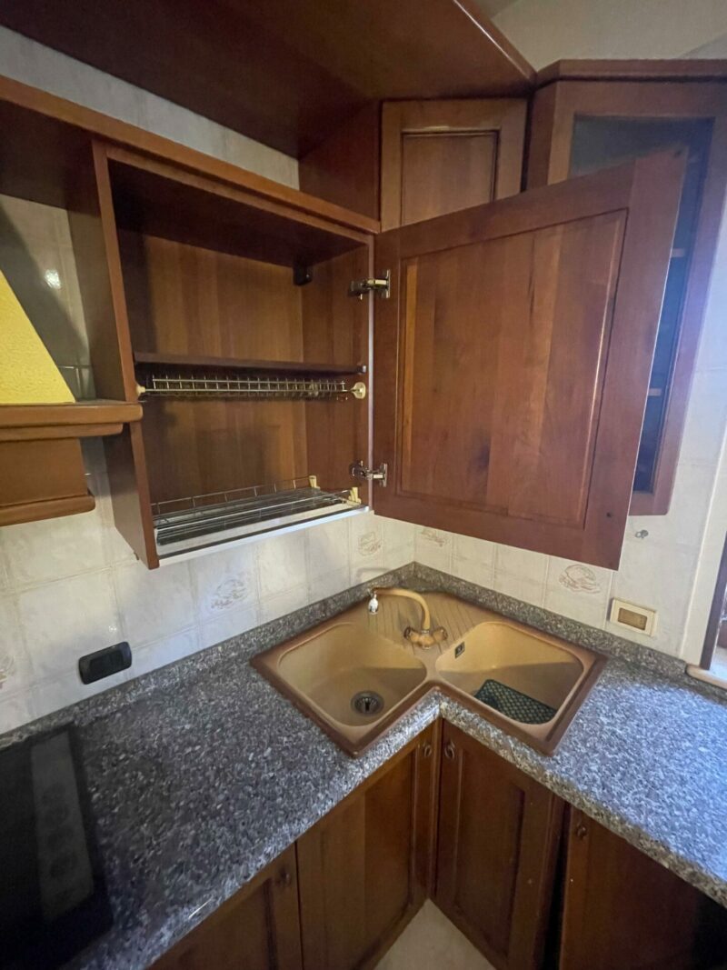 Cucina completa di piano cottura 4 fuochi , cappa , lavello angolare , frigo incasso 305x230 S 3863 - immagine 8