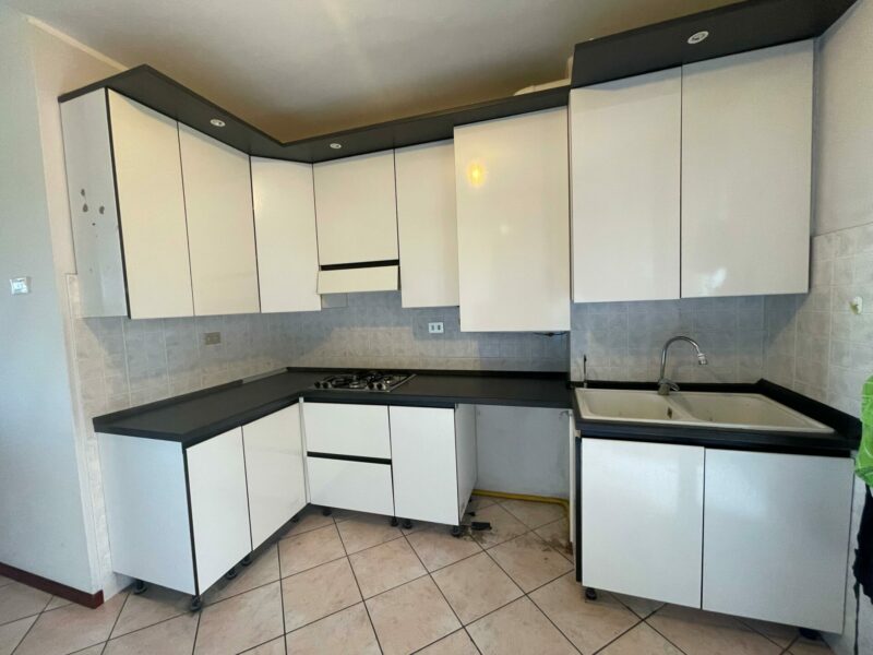 Cucina completa di forno , piano cottura 4 fuochi , frigo S 3950 - immagine 2
