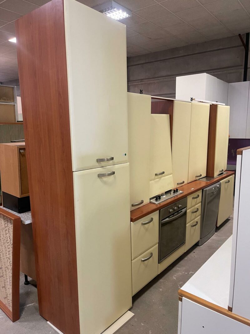 Cucina completa di elettrodomestici , lavastoviglie indesit , piano 4 fuochi , forno hotpoint, lavello e cappa lunghezza 340 C107