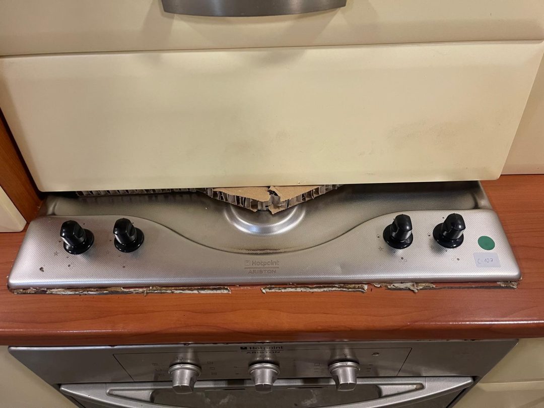 Cucina completa di elettrodomestici , lavastoviglie indesit , piano 4 fuochi , forno hotpoint, lavello e cappa lunghezza 340 C107 - immagine 3