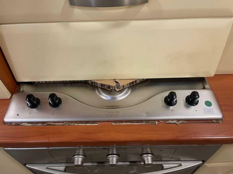 Cucina completa di elettrodomestici , lavastoviglie indesit , piano 4 fuochi , forno hotpoint, lavello e cappa lunghezza 340 C107 - immagine 3