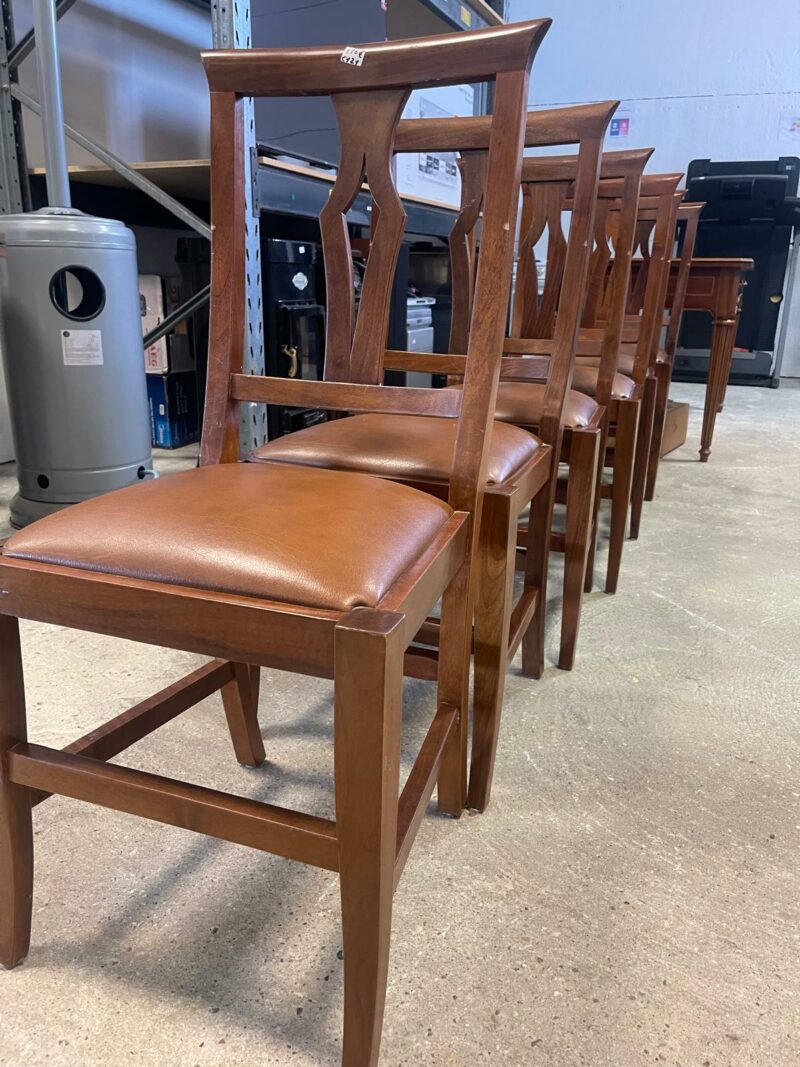 Sedie in legno massicio con seduta in pelle marrone C 121