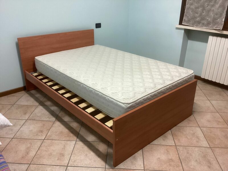 Letto 1 piazza e mezzo usato completo di struttura, rete a doghe e materasso C 129 - immagine 3