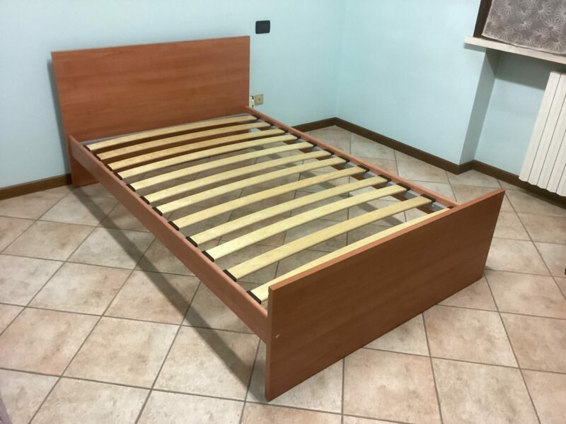 Letto 1 piazza e mezzo usato completo di struttura, rete a doghe e materasso C 129 - immagine 2