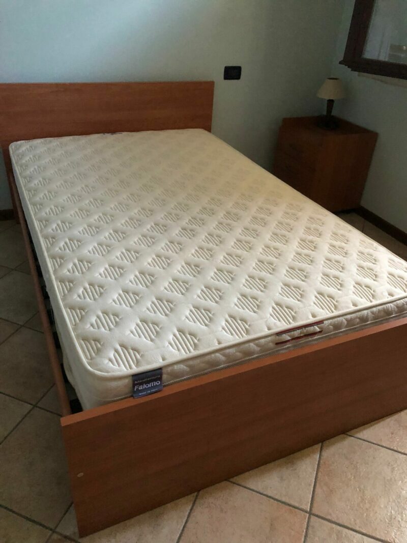 Letto 1 piazza e mezzo usato completo di struttura, rete a doghe e materasso C 129