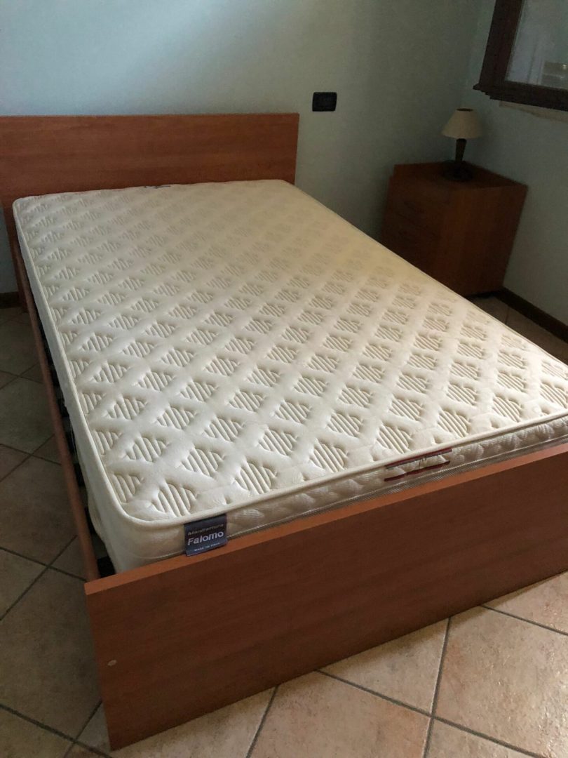 Letto 1 piazza e mezzo usato completo di struttura, rete a doghe e materasso C 129