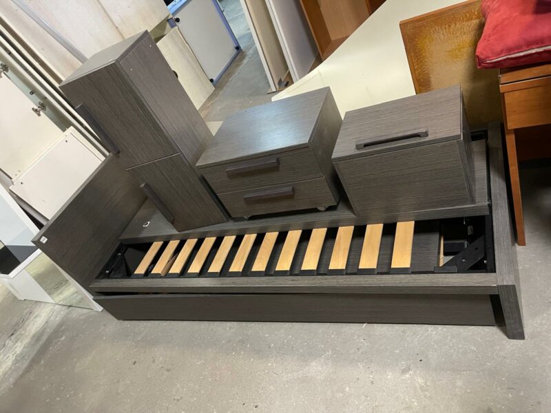 Struttura letto singolo 2 posti letto con comodino e 2 pensili S 4302