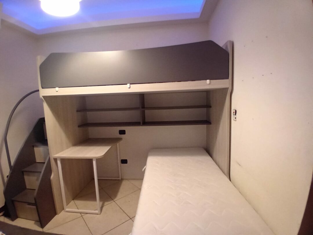 Cameretta moderna usata con doppio letto a ponte e mensole C 155