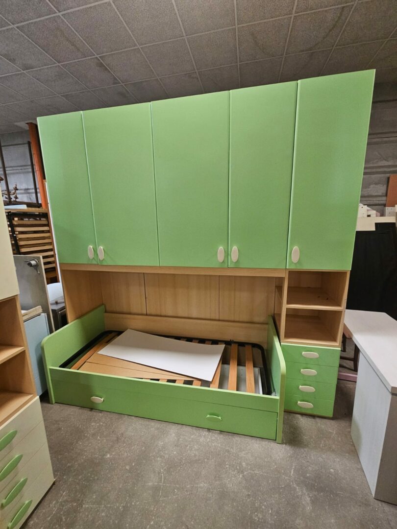 Cameretta completa usata di 2 armadi a ponte , 2 letti singoli di cui 1 con cassetti estraibii e 2 scrivanie con libreria C 157