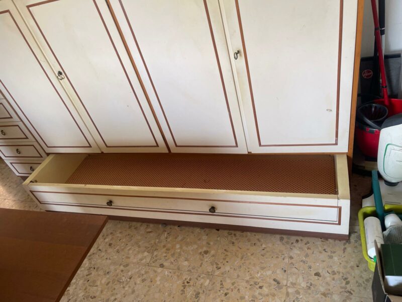 ARMADIO IN LEGNO A 5 ANTE CON CASSETTONE SCORREVOLE SOTTO C 148 - immagine 2