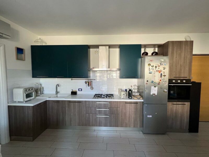 Mobile cucina usata in ottimo stato completa di: fornello 4 fuochi hotpoint ariston, cappa hotpoint ariston, lavastoviglie bosch 60 cm, lavandino+ rubinetto - FRIGO ESCLUSO C 152